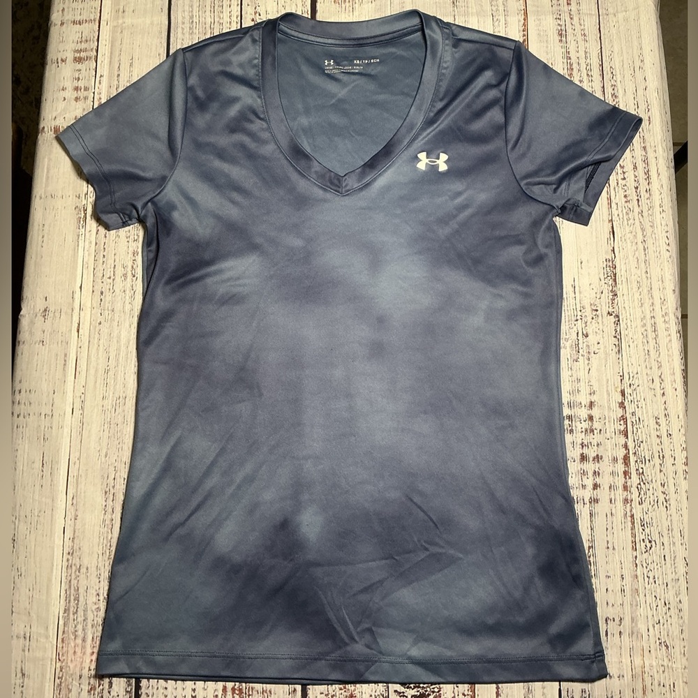 Under Armour Women's HeatGear V-neck in a blue tie-dye pattern. Size XS